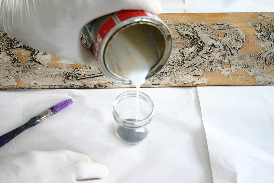 Adding varnish to carborundum powder before mixing 